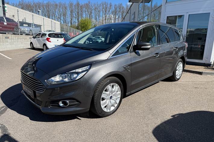 Grå Ford S-MAX fra 2017