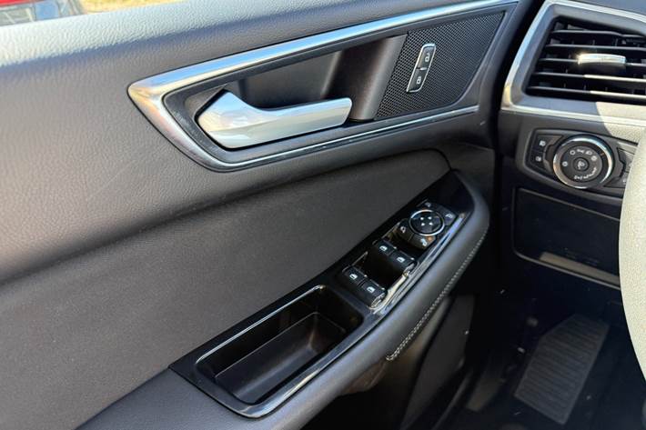 Grå Ford S-MAX fra 2017