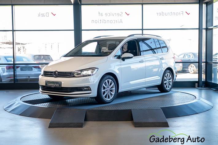 Hvid VW Touran fra 2022 set udefra