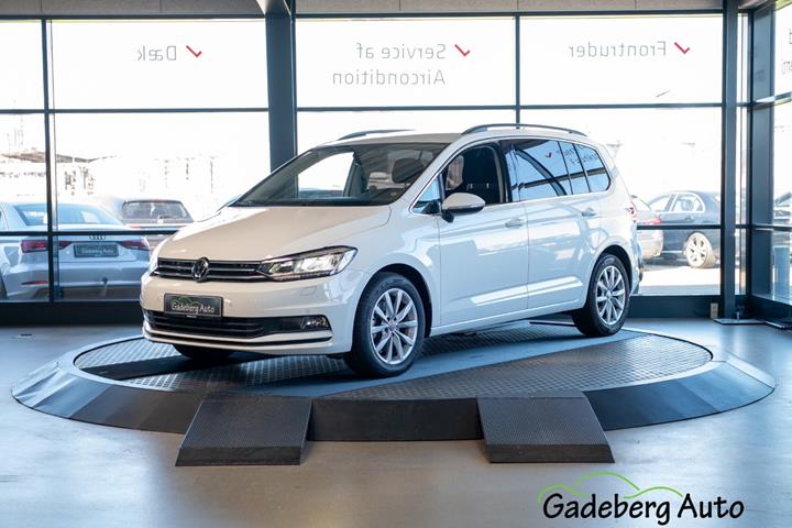 Hvid VW Touran fra 2022 set udefra