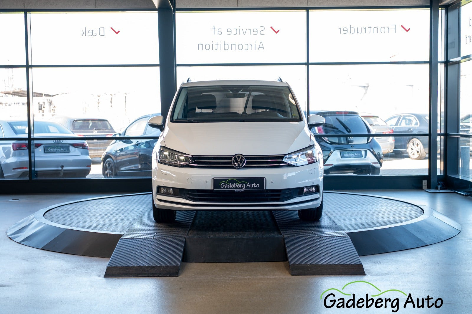 Hvid VW Touran fra 2022