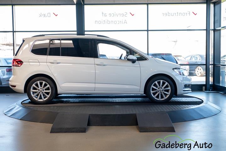 Hvid VW Touran fra 2022