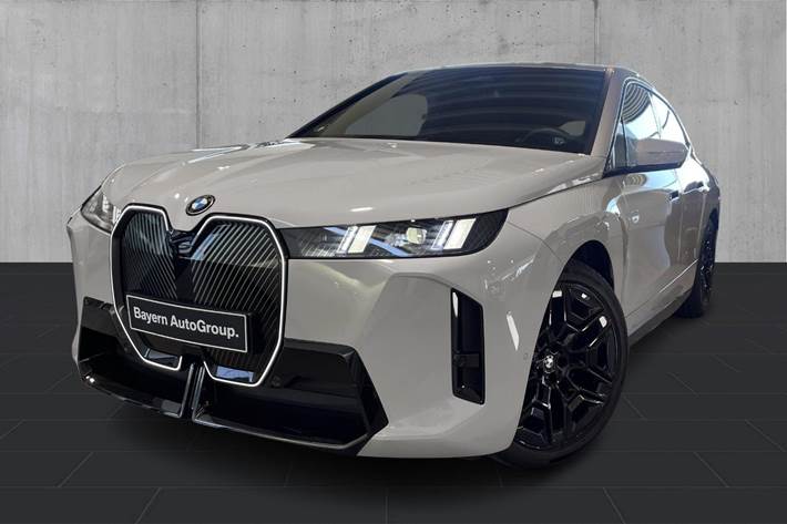 Grå BMW iX fra 2026 set udefra