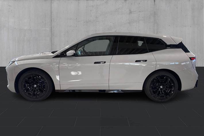 Grå BMW iX fra 2026