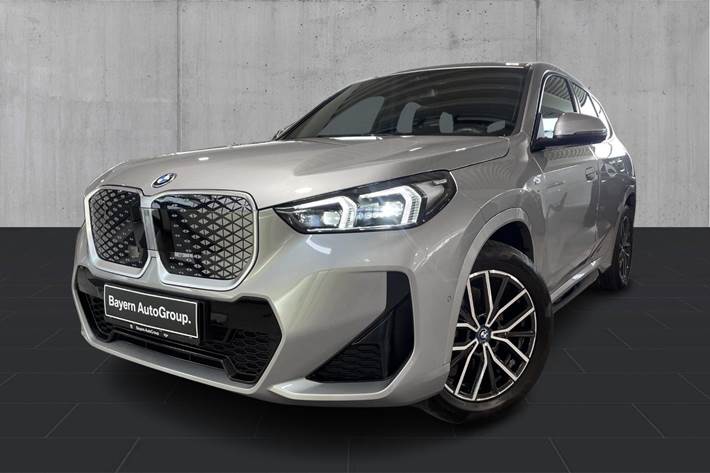 Sølv BMW iX1 fra 2025 set udefra