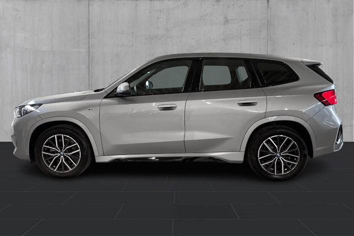 Sølv BMW iX1 fra 2025