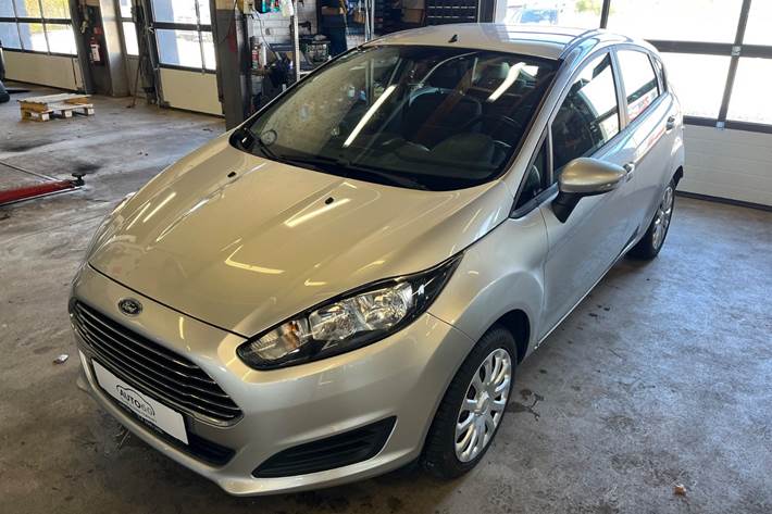 Grå Ford Fiesta fra 2015