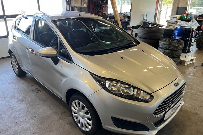 Grå Ford Fiesta fra 2015