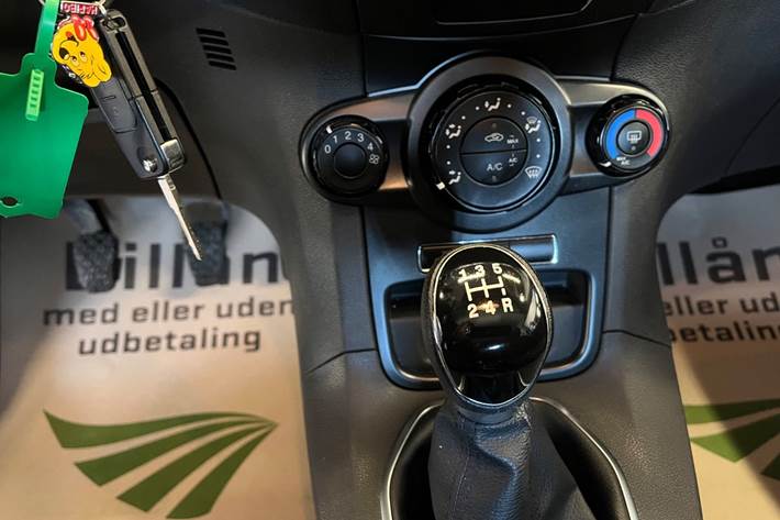 Grå Ford Fiesta fra 2015