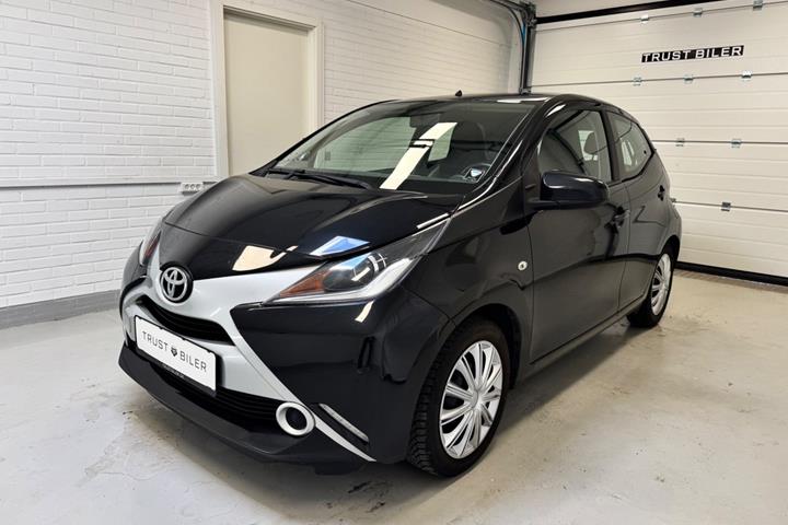 Sort Toyota Aygo fra 2018 set udefra