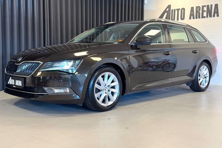 Brun Skoda Superb fra 2017 set udefra