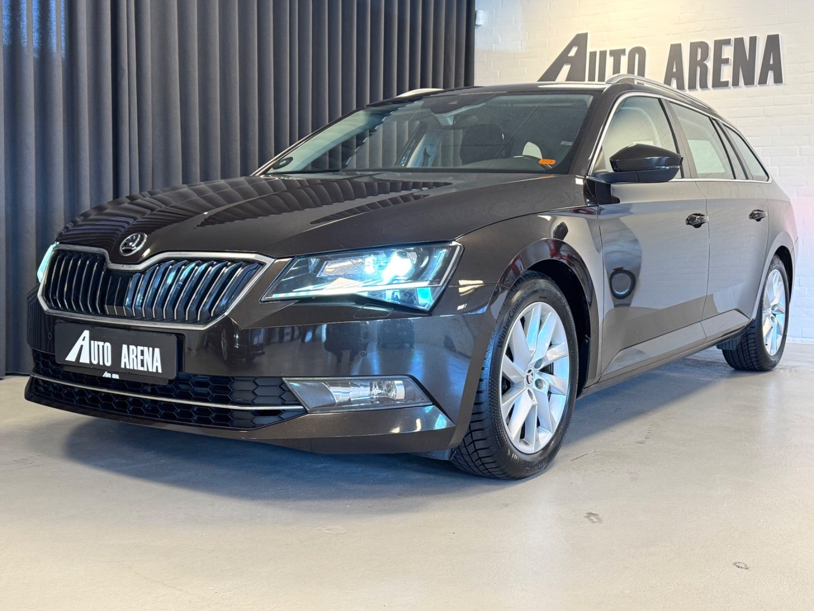 Brun Skoda Superb fra 2017