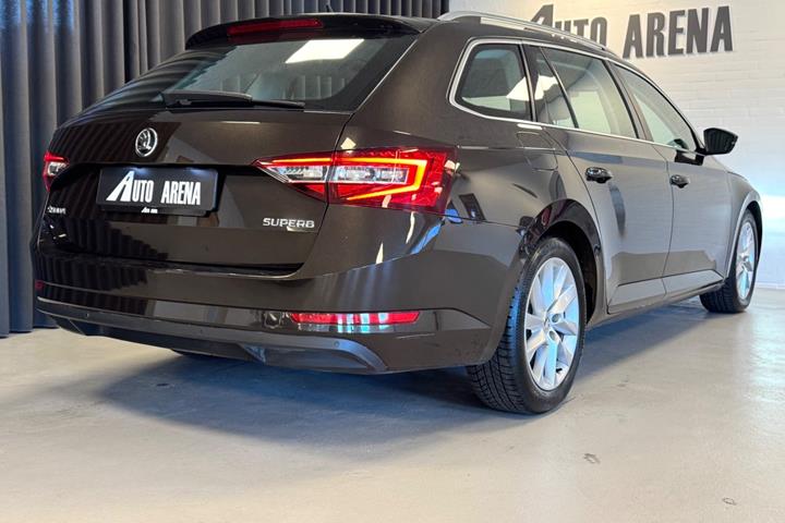 Brun Skoda Superb fra 2017