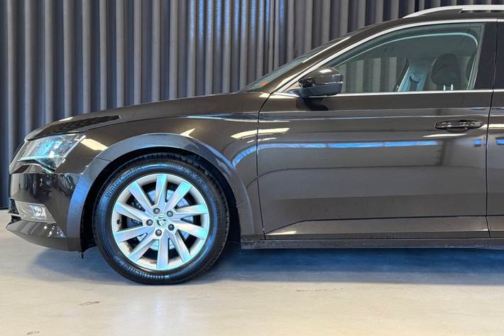 Brun Skoda Superb fra 2017