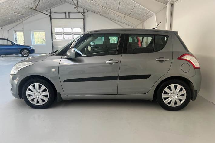 Grå Suzuki Swift fra 2012