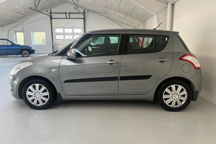 Grå Suzuki Swift fra 2012