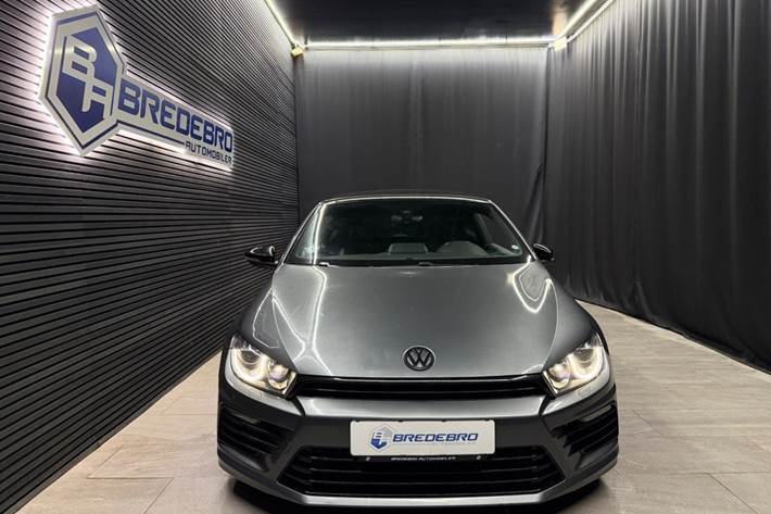 Grå VW Scirocco fra 2015