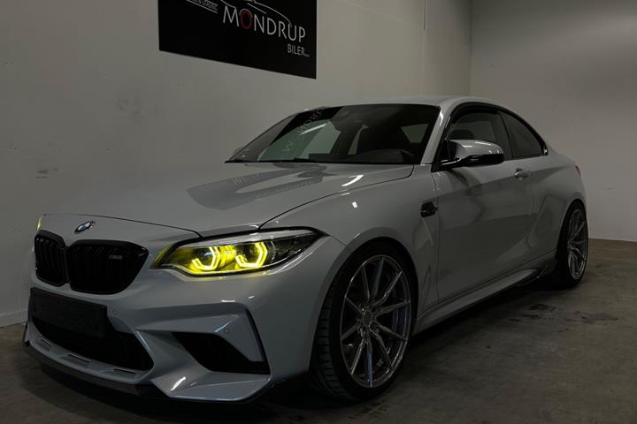 Sølv BMW M2 fra 2018 set udefra
