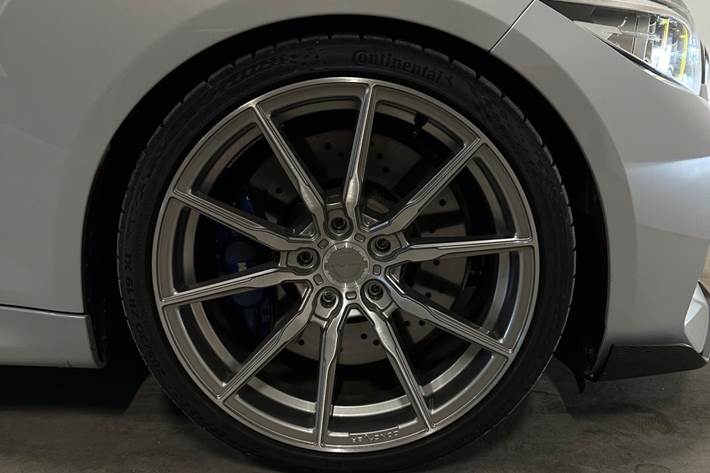 Sølv BMW M2 fra 2018
