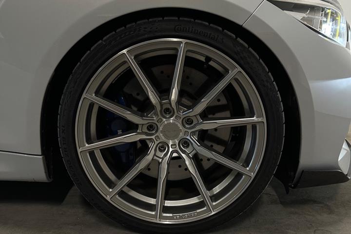 Sølv BMW M2 fra 2018