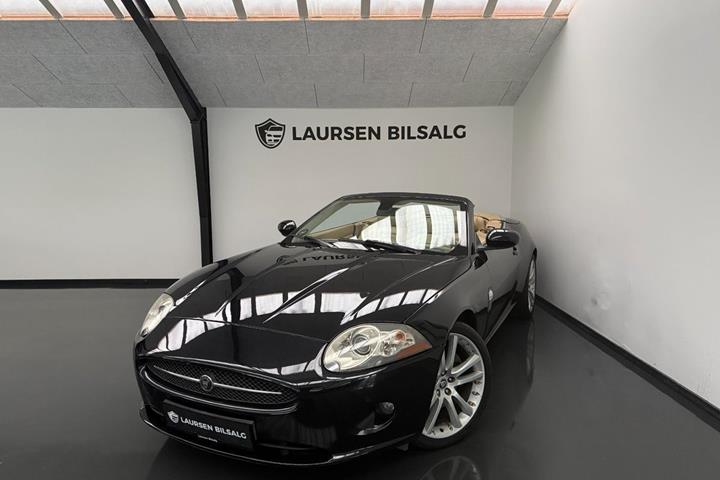 Sort Jaguar XK fra 2006 set udefra