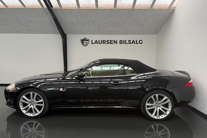 Sort Jaguar XK fra 2006 set udefra
