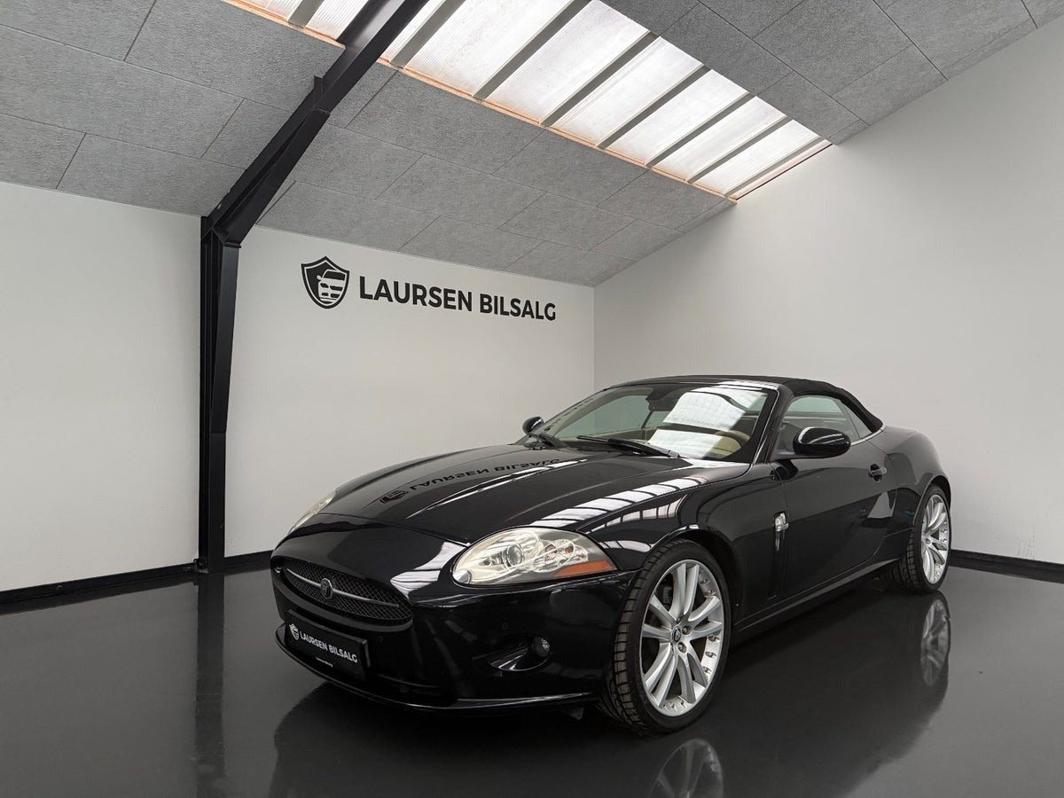 Sort Jaguar XK fra 2006 set udefra