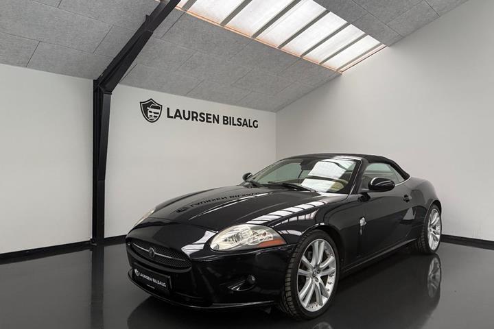 Sort Jaguar XK fra 2006 set udefra