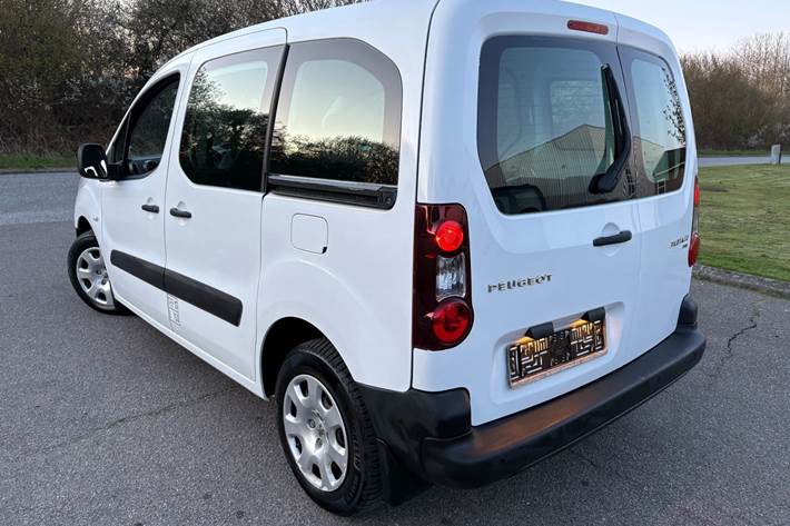 Hvid Peugeot Partner fra 2015