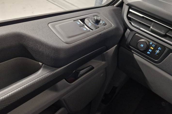 Grå Ford E-Transit Custom 320 L1 fra 2025