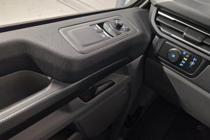 Grå Ford E-Transit Custom 320 L1 fra 2025 set indefra