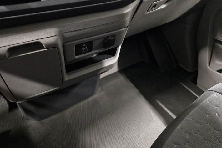 Grå Ford E-Transit Custom 320 L1 fra 2025 set indefra