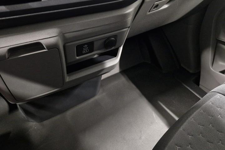 Grå Ford E-Transit Custom 320 L1 fra 2025 set indefra