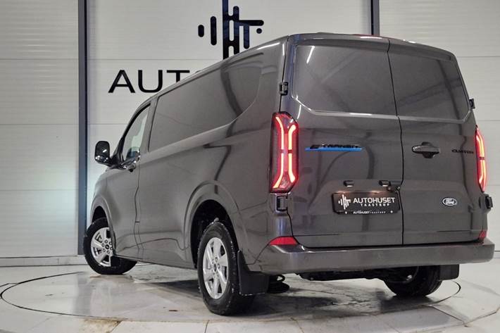 Grå Ford E-Transit Custom 320 L1 fra 2025