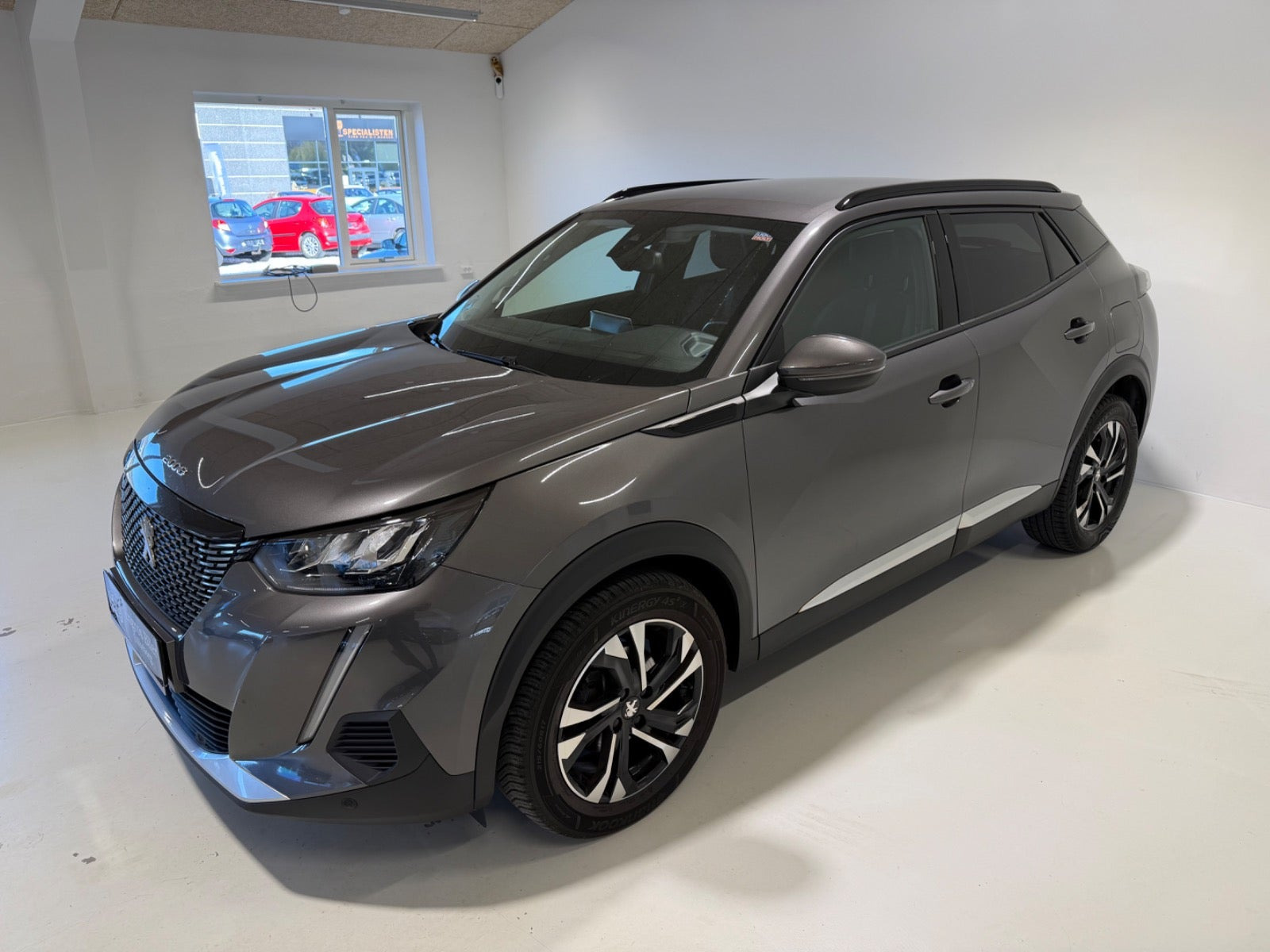 Grå Peugeot 2008 fra 2020