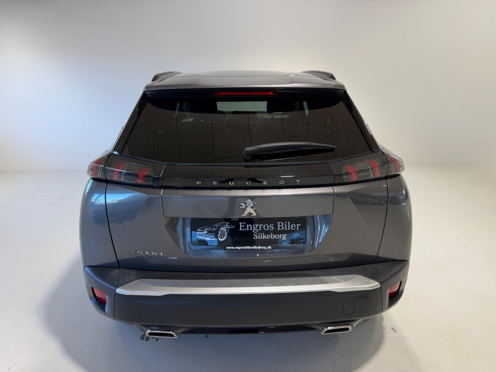 Grå Peugeot 2008 fra 2020