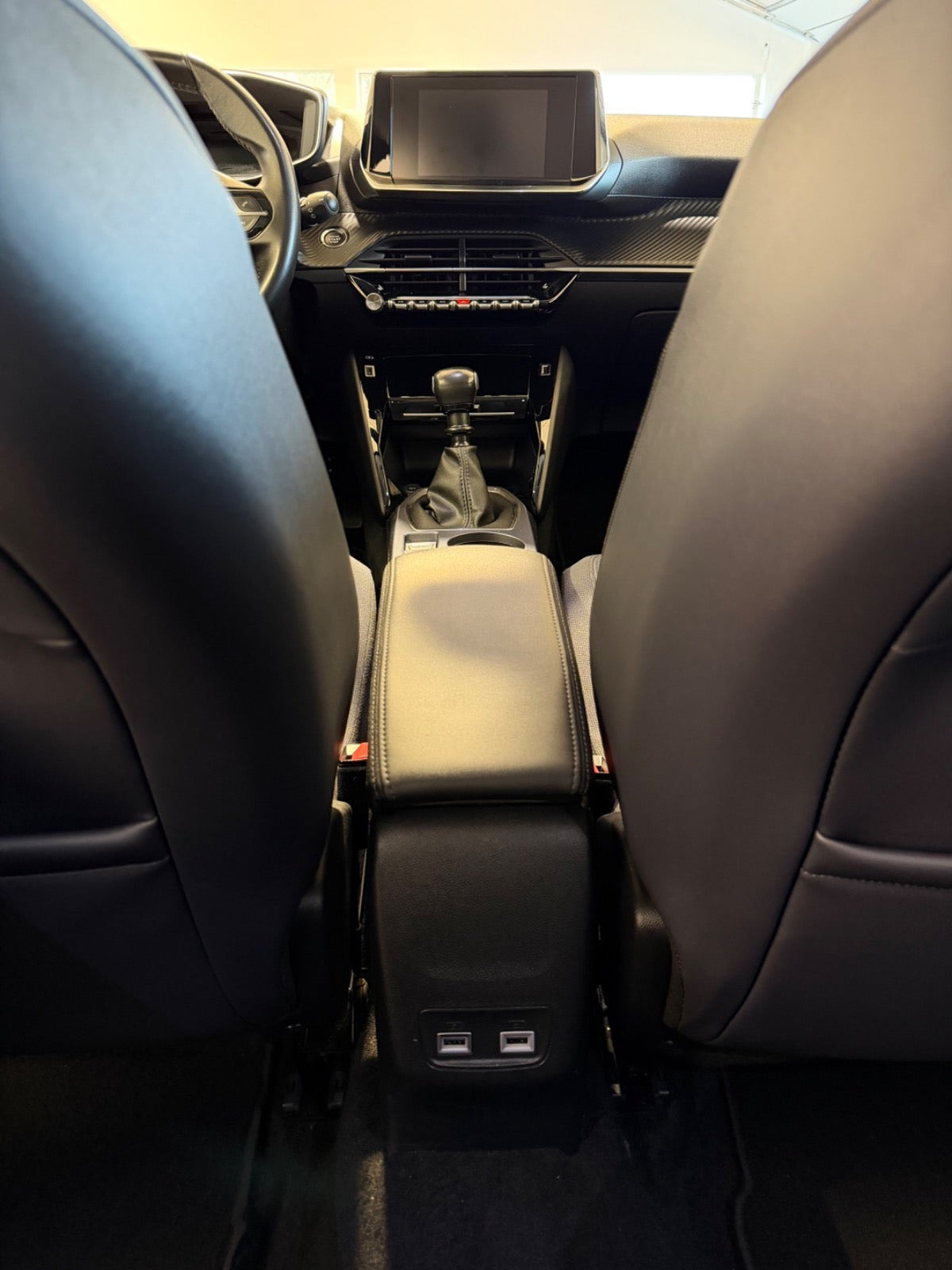 Grå Peugeot 2008 fra 2020