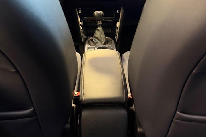 Grå Peugeot 2008 fra 2020