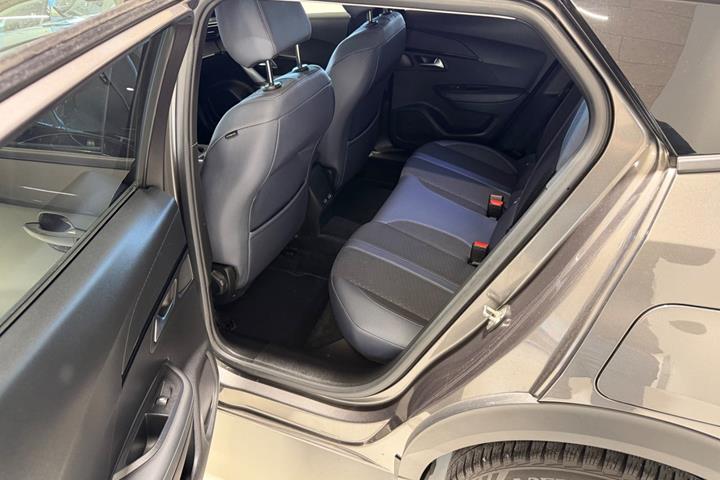 Grå Peugeot 2008 fra 2020
