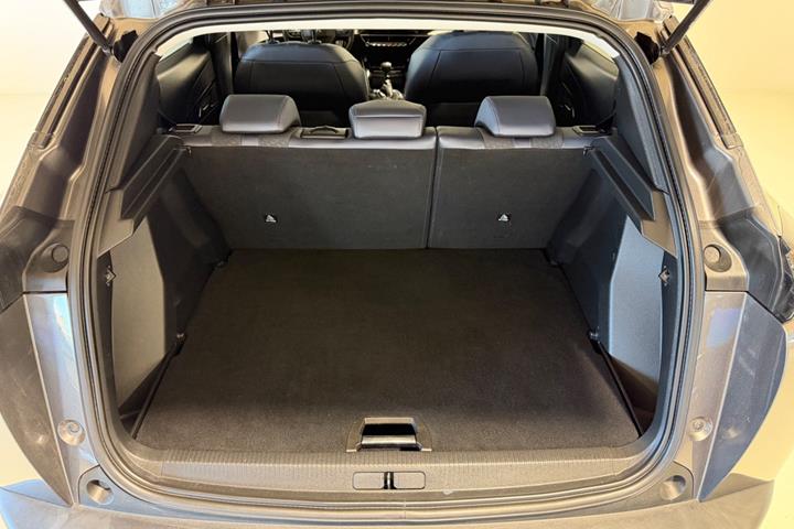 Grå Peugeot 2008 fra 2020
