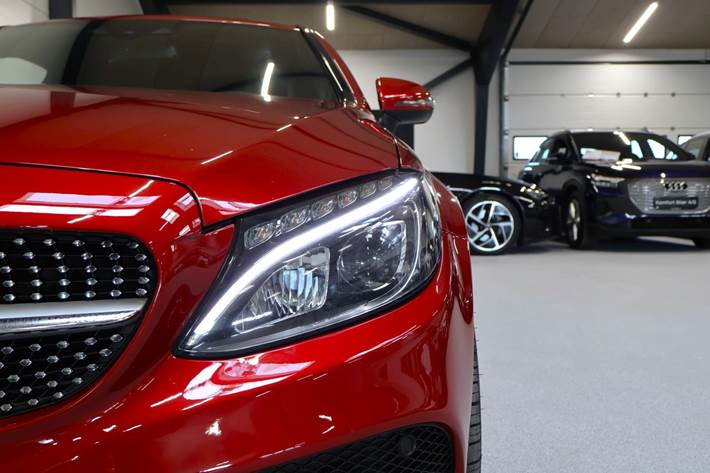 Rød Mercedes C200 fra 2016