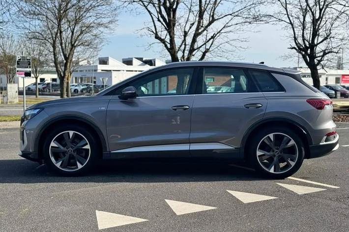 Grå Audi Q4 e-tron fra 2025