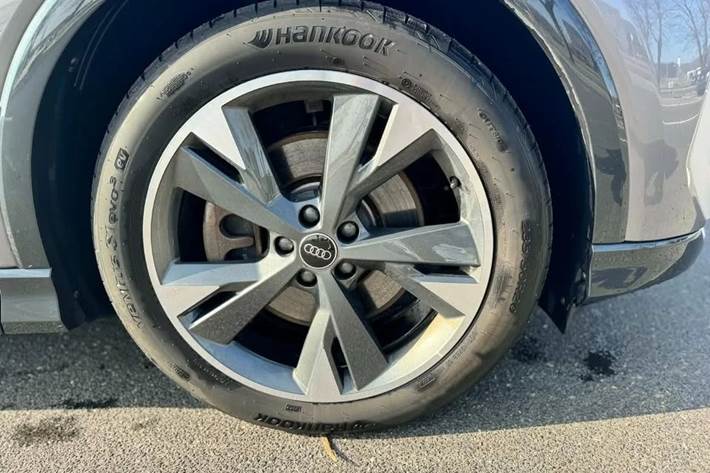 Grå Audi Q4 e-tron fra 2025