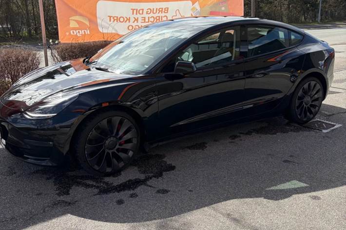 Sort Tesla Model 3 fra 2022