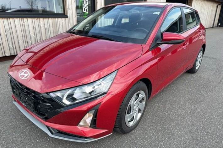 Rød Hyundai i20 fra 2025