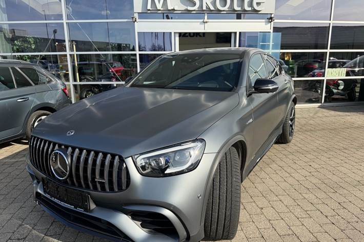 Grå Mercedes GLC63 AMG S fra 2020 set udefra