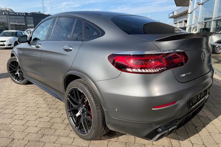 Grå Mercedes GLC63 AMG S fra 2020 set udefra