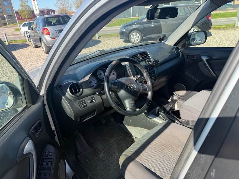 Toyota RAV4 2,0 4x4 150HK Van