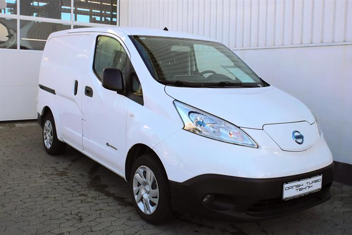 Hvid Nissan e-NV 200 fra 2020 set udefra