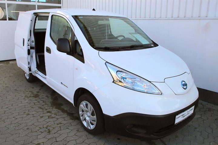 Hvid Nissan e-NV 200 fra 2020 set udefra